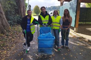Anti-littering-Beschilderung mit dem Jugendhaus